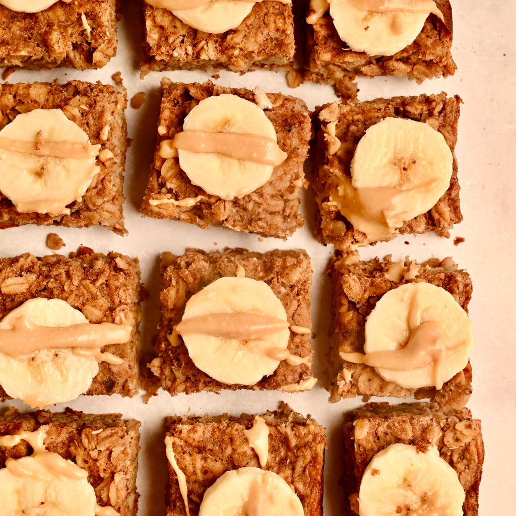 Oatmeal squares with banana slices and nut butter